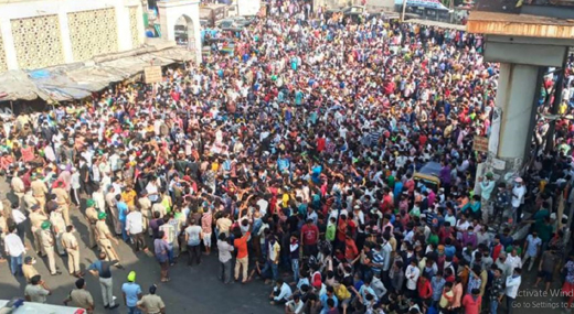 bandra-crowd.