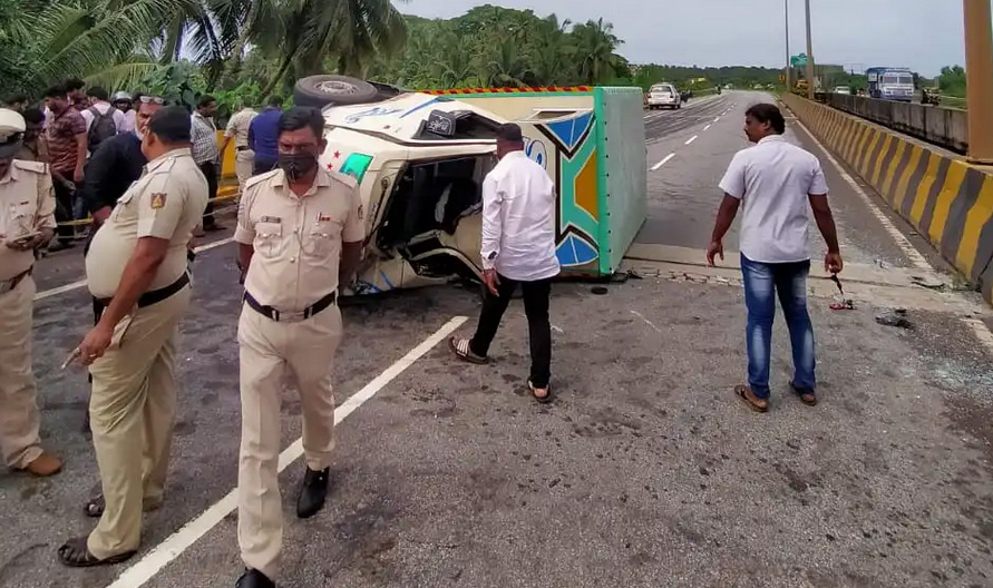 Mangalore Today Latest Main News Of Mangalore Udupi Page Fish Lorry Overturns On Pangala