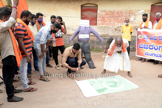 Mangalore Today Latest Main News Of Mangalore Udupi Page Bajrangdal Protests Against