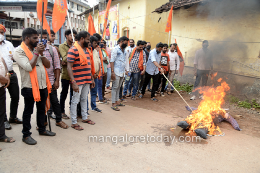 Mangalore Today Latest Main News Of Mangalore Udupi Page Bajrangdal Protests Against