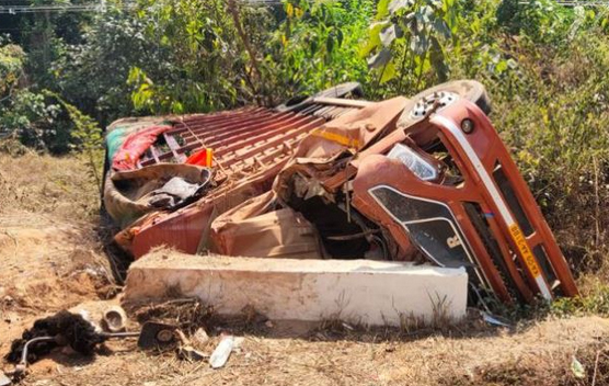 Mangalore Today Latest Main News Of Mangalore Udupi Page Lorry Transporting Eggs Overturns