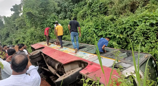 KSRTC bus overturns near Bantwal