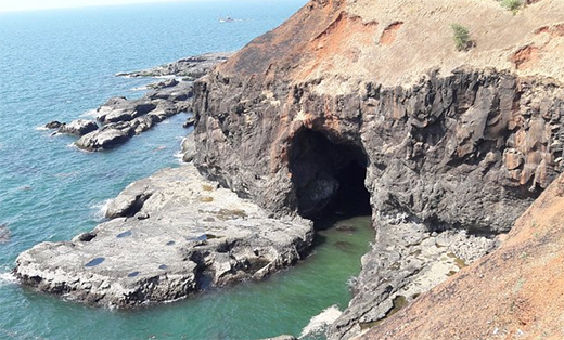 smugglers cave india