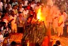 Bal Thackeray cremated; Uddhav, Raj perform final rites