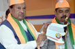 Eshwarappa burns Congress poll manifesto, calls it manifesto of Muslim League