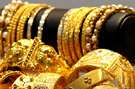 Gold prices crash by Rs 1,160, experts advise caution