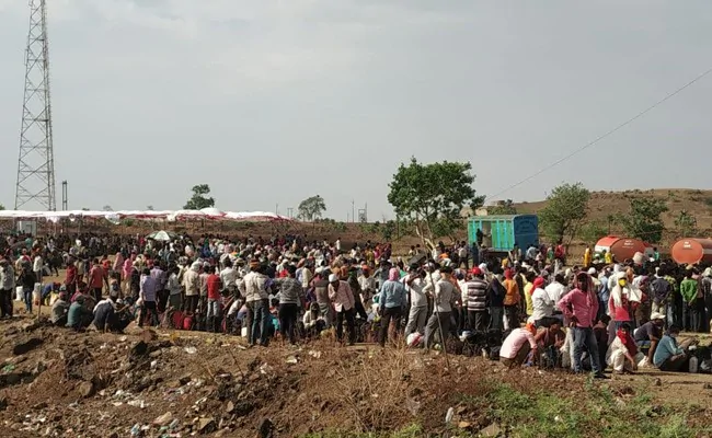 Migrants throw stones, protest near Madhya Pradesh border over food