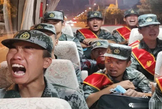 A vedio of Chinese soldiers crying on way to border, fearing Indian soldiers might