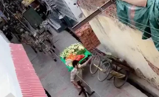 UP cops overturn vegetable carts near Coronavirus hotspot