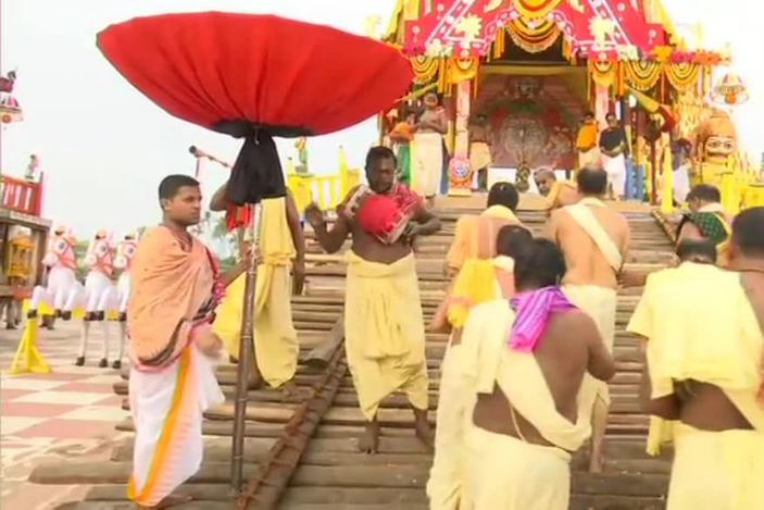 Day after SC modifies stay order, priests gather at Puri Temple to carry out Rath Yatra