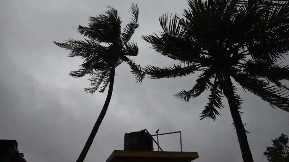 3 dead as Cyclone Amphan batters Bengal, winds over 120 kmph in Kolkata