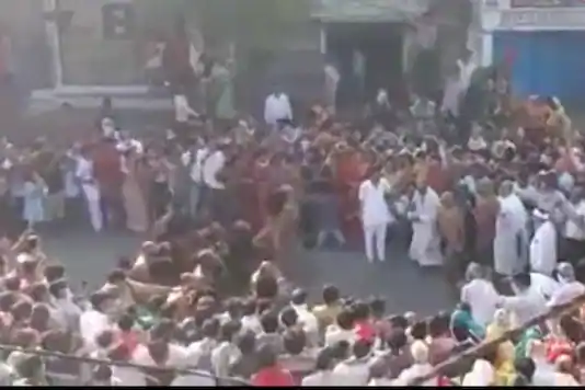 No masks, social distancing ignored as crowd gathers to Greet Jain Monk in MP