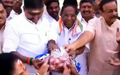 On Sonia Gandhis birthday, Puducherry CM distributes onions