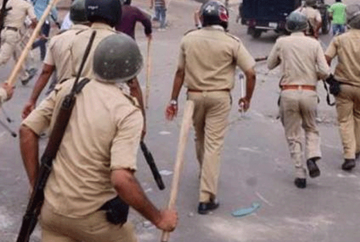 Migrant workers pelt stone at police in Surat