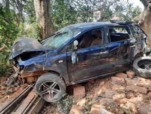 Mangalore Today Latest Main News Of Mangalore Udupi Page Lucky Escape For Three As Speeding