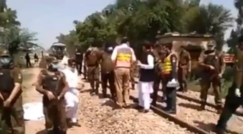 20 Sikh pilgrims feared dead as train rams bus in Pakistan