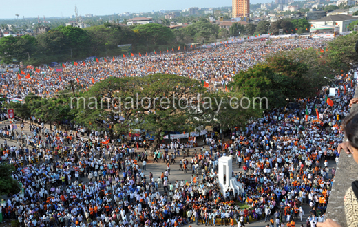 Narendra Modi at Bharatha Gellisi rally in Mangalore