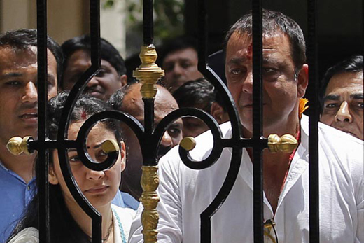 Sanjay dutt surrenders1