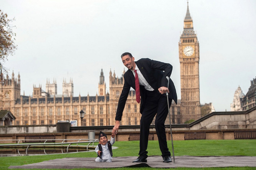 Worldâ€™s tallest man strikes up unlikely friendship with smallest man